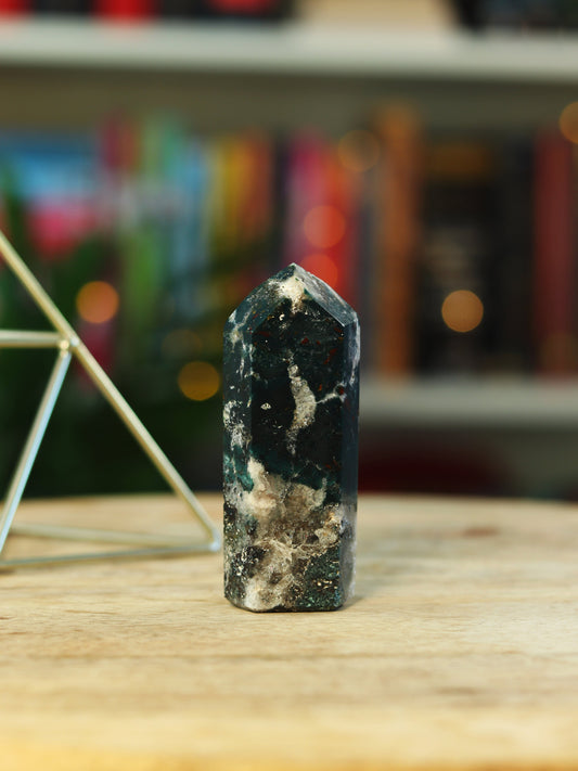 Groene Mosagaat steen met aardende energie — brengt rust, verbinding & natuurlijke flow.