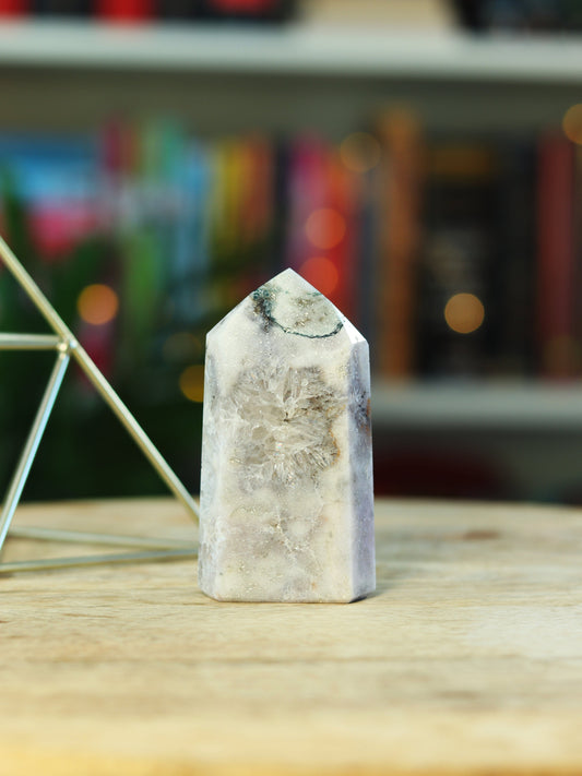 Groene Mosagaat steen met aardende energie — brengt rust, verbinding & natuurlijke flow.