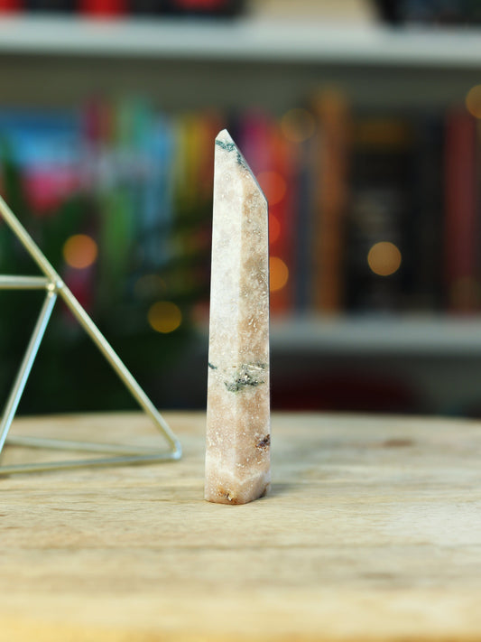 Groene Mosagaat steen met aardende energie — brengt rust, verbinding & natuurlijke flow.