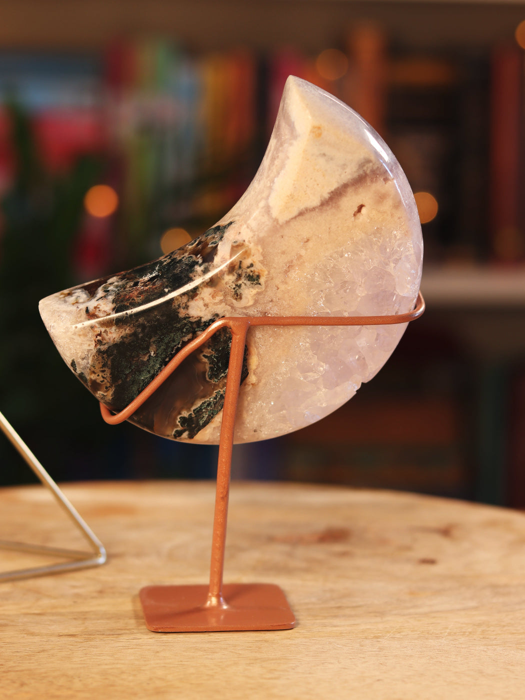 Pink Amethist kristal in maanvorm — kalmerende energie & divine feminine vibes.