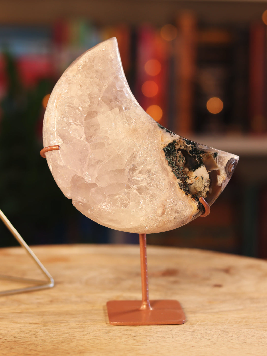 Pink Amethist kristal in maanvorm — kalmerende energie & divine feminine vibes.