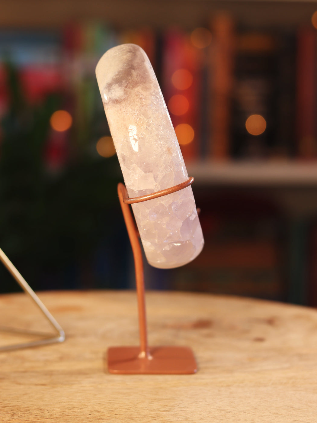 Pink Amethist kristal in maanvorm — kalmerende energie & divine feminine vibes.