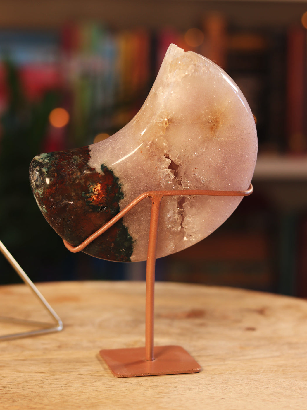 Pink Amethist kristal in maanvorm — kalmerende energie & divine feminine vibes.