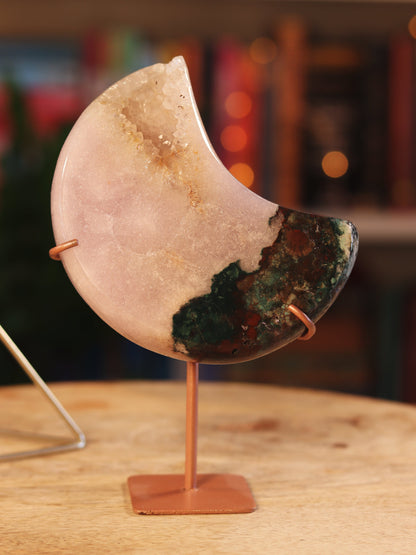 Pink Amethist kristal in maanvorm — kalmerende energie & divine feminine vibes.