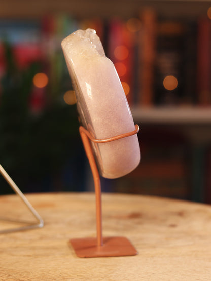 Pink Amethist kristal in maanvorm — kalmerende energie & divine feminine vibes.