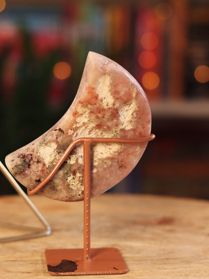 Pink Amethist kristal in maanvorm — kalmerende energie & divine feminine vibes.