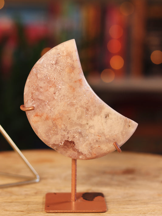 Pink Amethist kristal in maanvorm — kalmerende energie & divine feminine vibes.