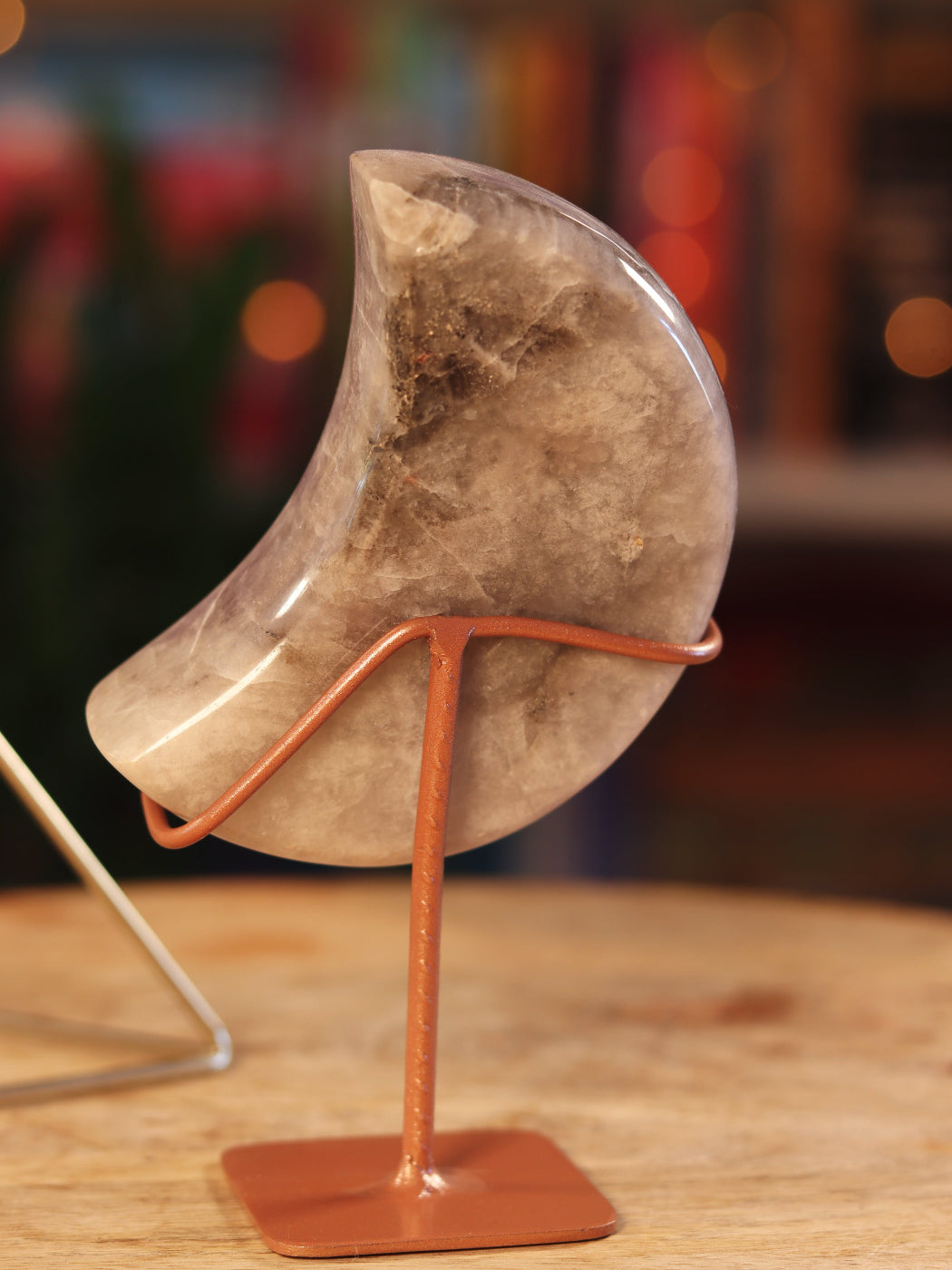 Pink Amethist kristal in maanvorm — kalmerende energie & divine feminine vibes.