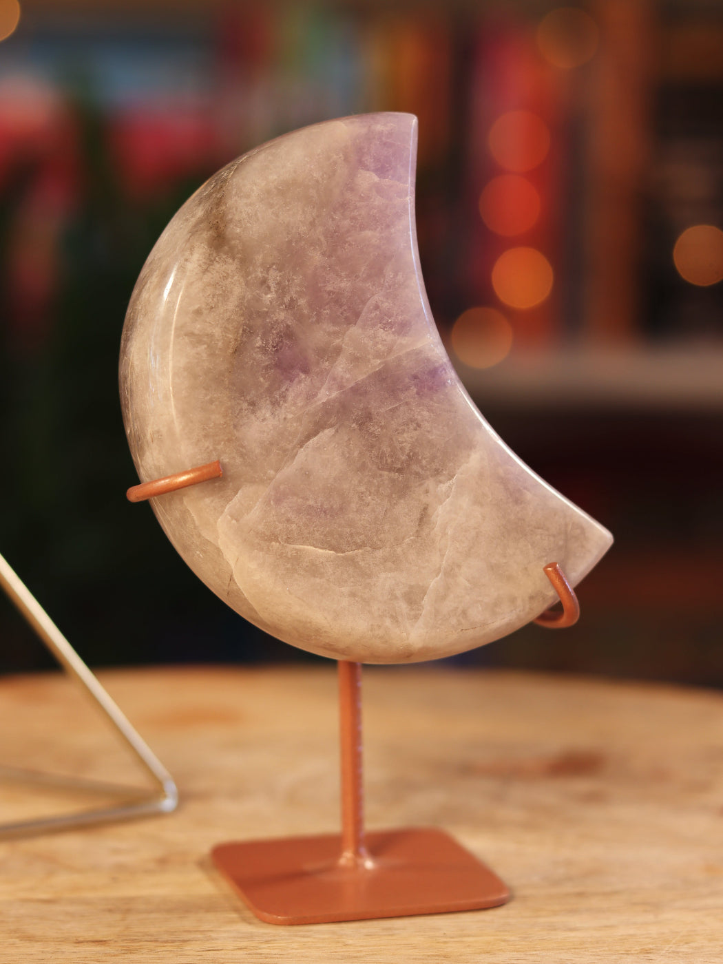 Pink Amethist kristal in maanvorm — kalmerende energie & divine feminine vibes.