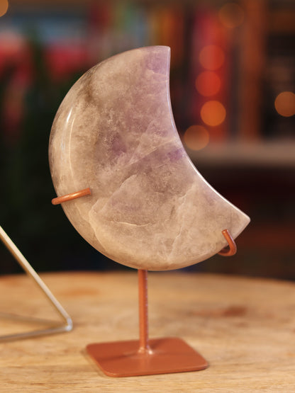 Pink Amethist kristal in maanvorm — kalmerende energie & divine feminine vibes.