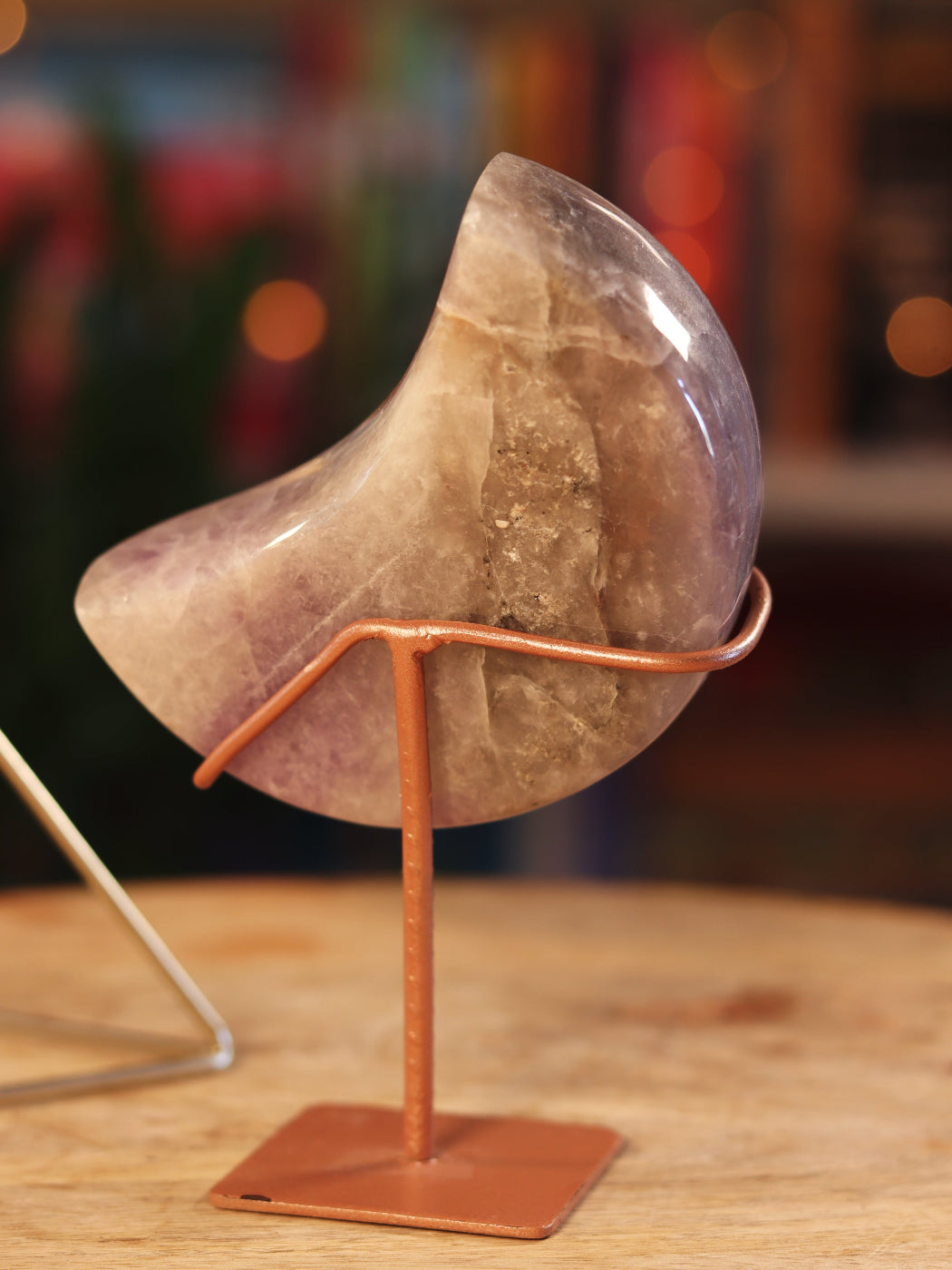 Pink Amethist kristal in maanvorm — kalmerende energie & divine feminine vibes.