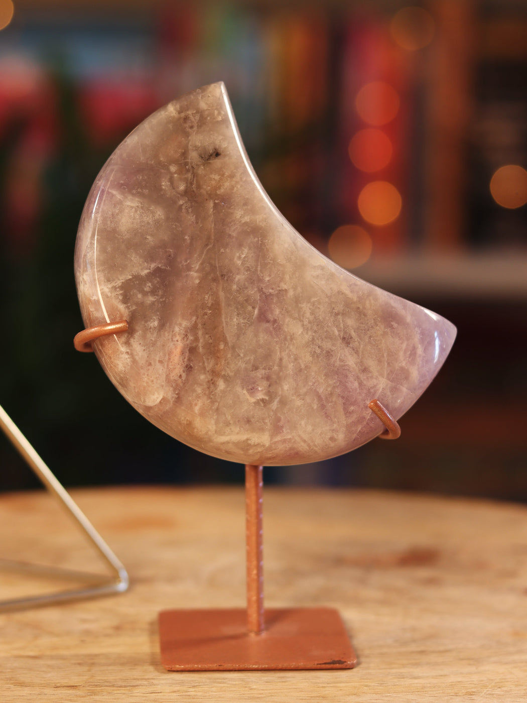 Pink Amethist kristal in maanvorm — kalmerende energie & divine feminine vibes.