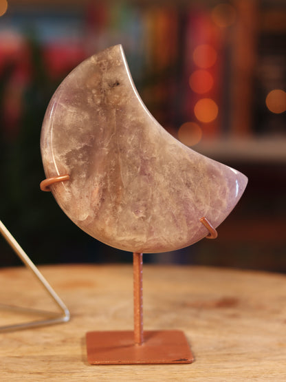 Pink Amethist kristal in maanvorm — kalmerende energie & divine feminine vibes.