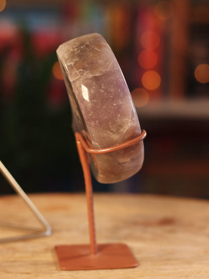 Pink Amethist kristal in maanvorm — kalmerende energie & divine feminine vibes.