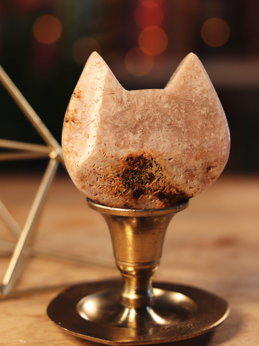 Zachte Pink Amethist gesneden in katvorm — intuïtief, speels & beschermend in je sacred space.