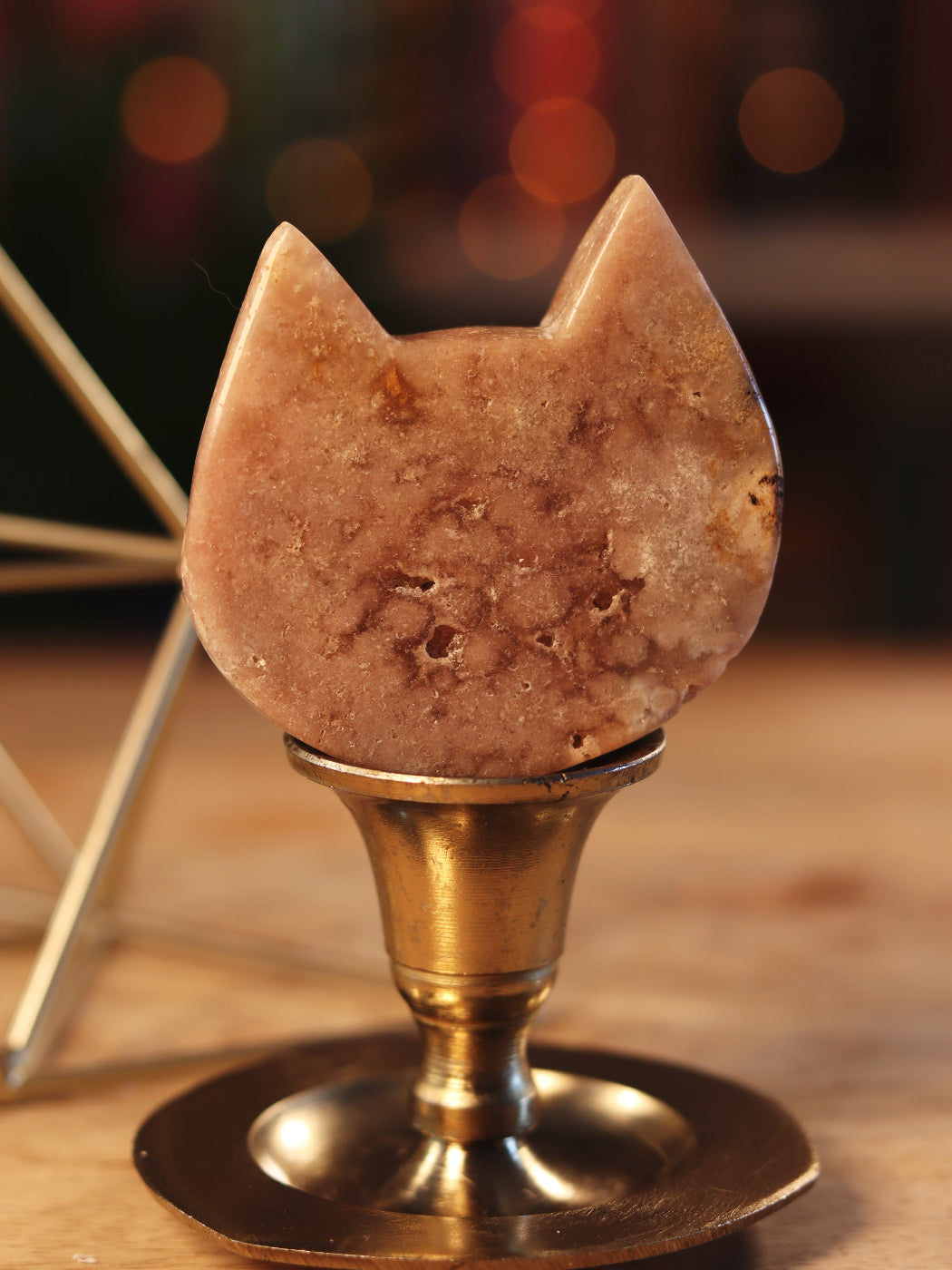 Zachte Pink Amethist gesneden in katvorm — intuïtief, speels & beschermend in je sacred space.