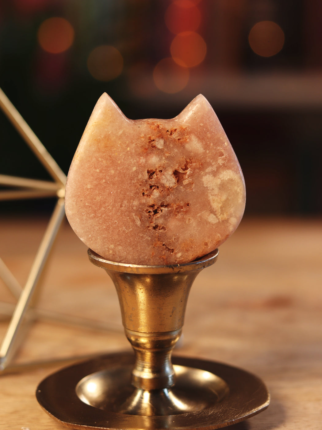 Zachte Pink Amethist gesneden in katvorm — intuïtief, speels & beschermend in je sacred space.