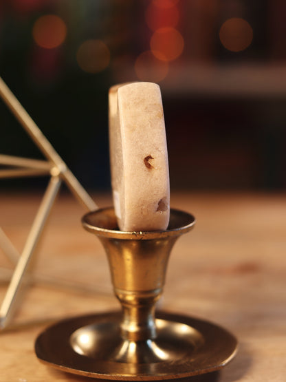 Zachte Pink Amethist gesneden in katvorm — intuïtief, speels & beschermend in je sacred space.