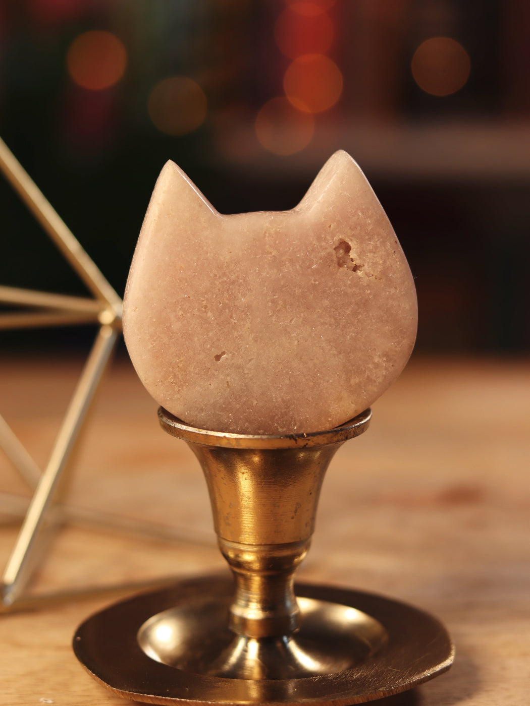 Zachte Pink Amethist gesneden in katvorm — intuïtief, speels & beschermend in je sacred space.