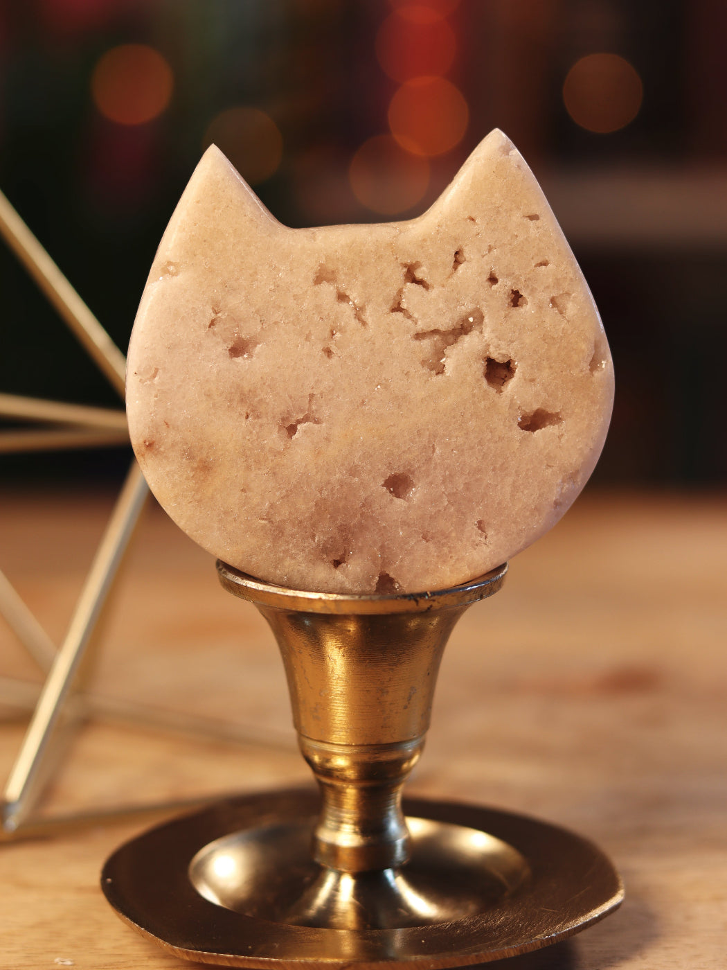 Zachte Pink Amethist gesneden in katvorm — intuïtief, speels & beschermend in je sacred space.