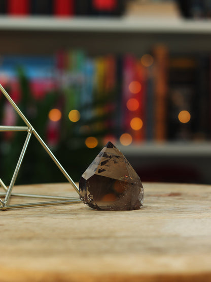Donkerbruine Rookkwarts/Smokey Kwarts cluster — absorbeert negativiteit & bevordert stabiliteit.