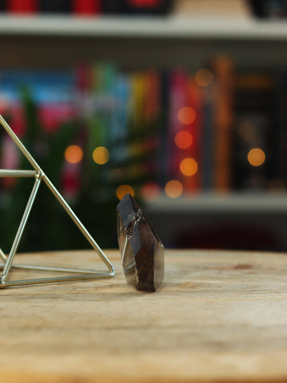 Donkerbruine Rookkwarts/Smokey Kwarts cluster — absorbeert negativiteit & bevordert stabiliteit.