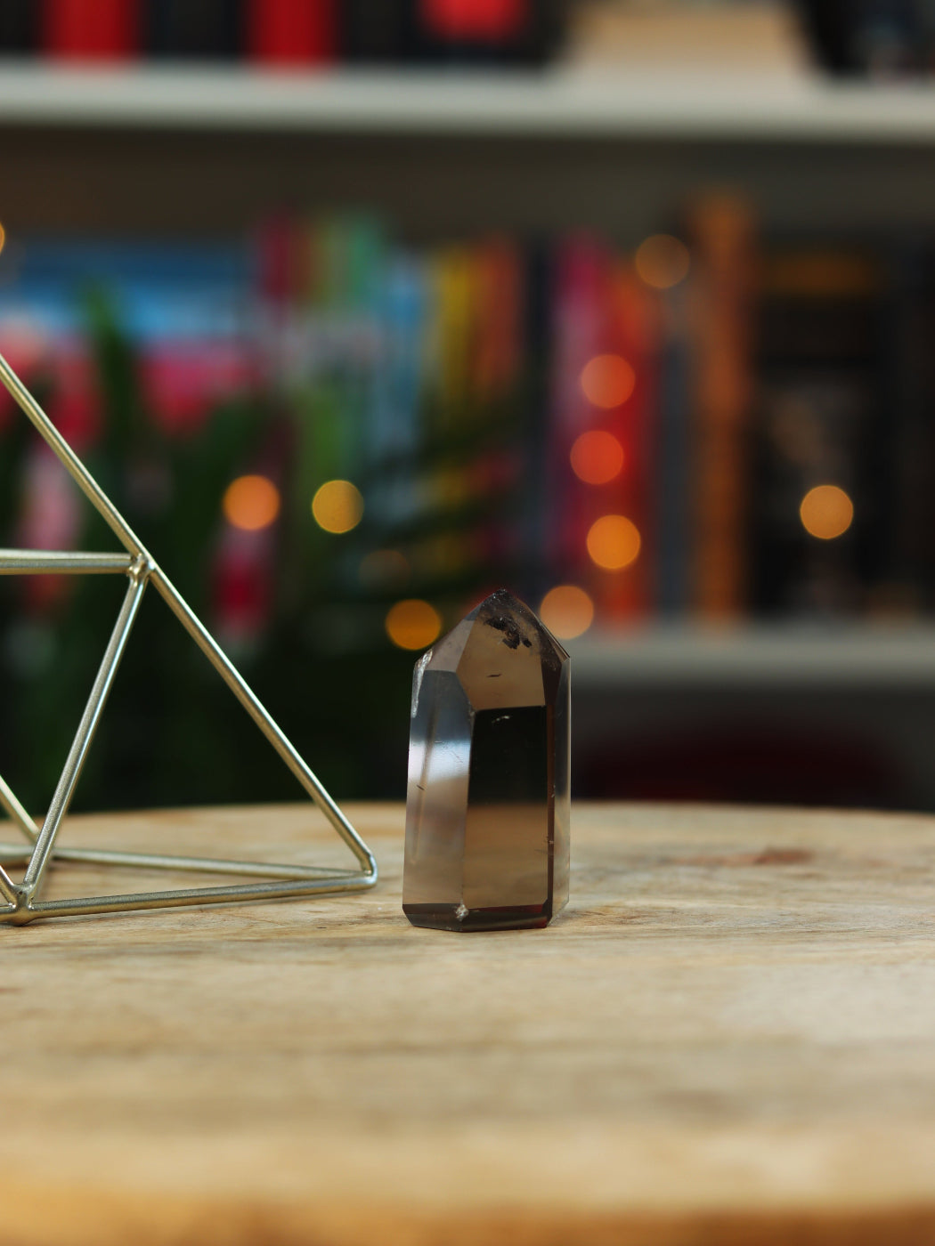 Donkerbruine Rookkwarts/Smokey Kwarts cluster — absorbeert negativiteit & bevordert stabiliteit.