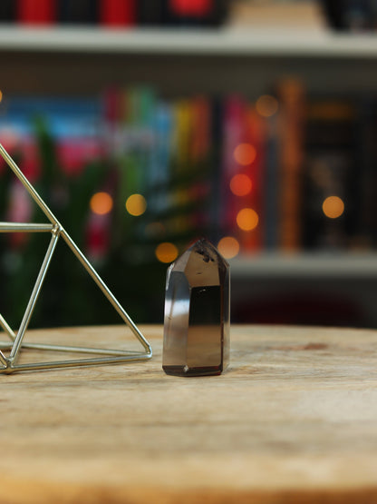 Donkerbruine Rookkwarts/Smokey Kwarts cluster — absorbeert negativiteit & bevordert stabiliteit.