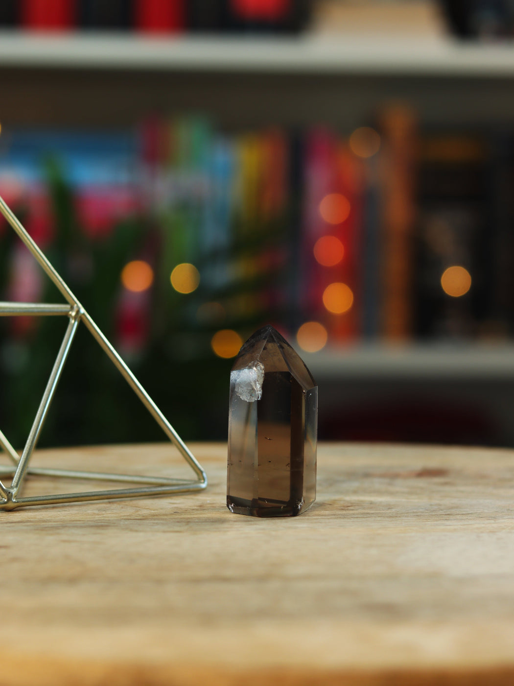 Donkerbruine Rookkwarts/Smokey Kwarts cluster — absorbeert negativiteit & bevordert stabiliteit.