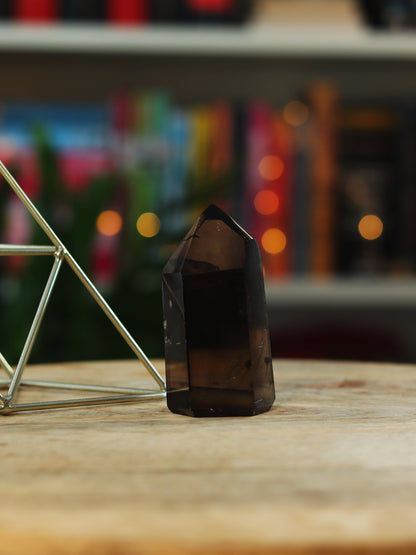 Donkerbruine Rookkwarts/ Smokey Kwarts cluster — absorbeert negativiteit & bevordert stabiliteit.