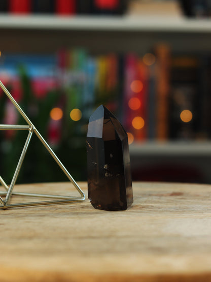 Donkerbruine Rookkwarts/Smokey Kwarts cluster — absorbeert negativiteit & bevordert stabiliteit.